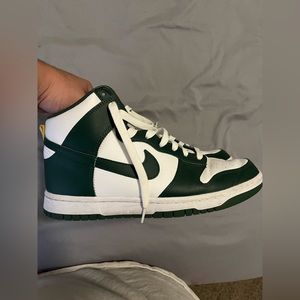 only wore twice need to be cleaned can come with original box